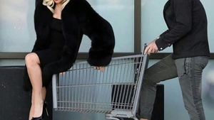 Lady Gaga s-a logodit cu managerul ei, care e mai mare cu 17 ani. Christian Carino i-a oferit un inel de 400.000 de dolari