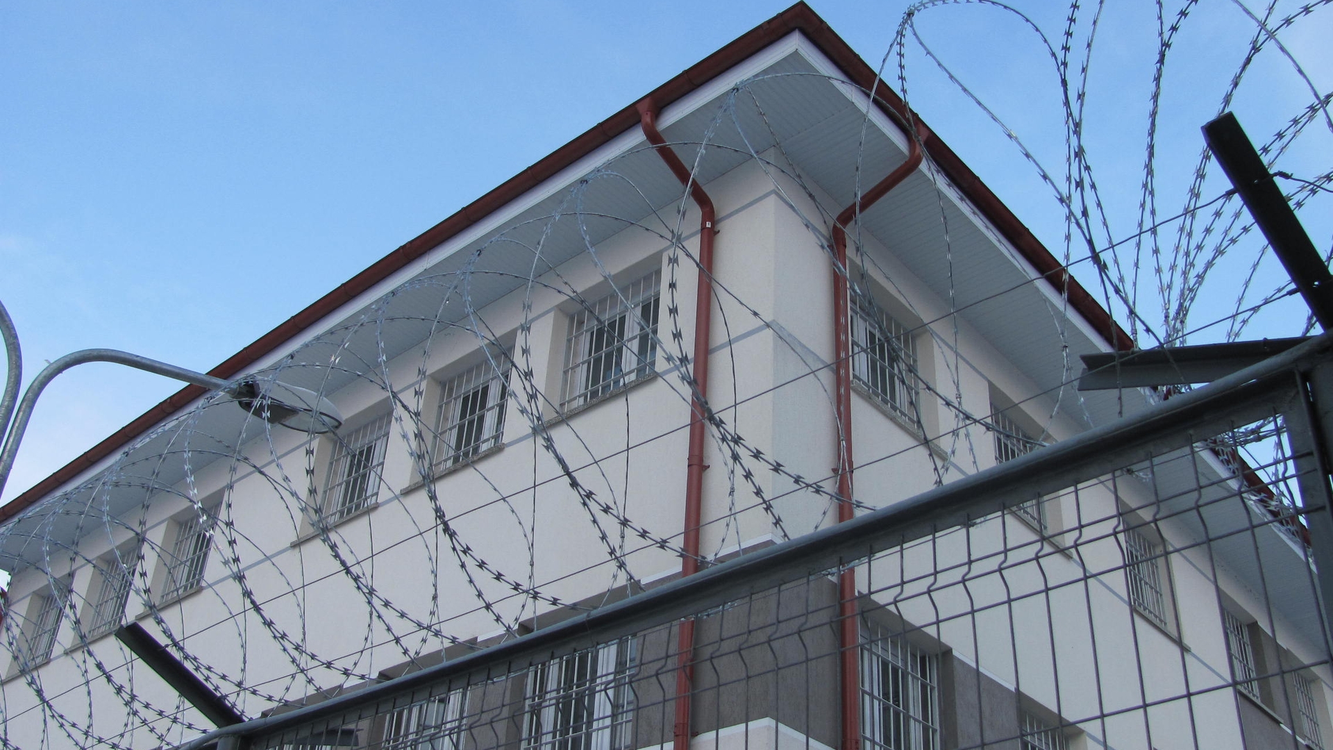 Un deținut din Penitenciarul Vaslui, care s-a spânzurat, a fost salvat la limită de cadrele medicale