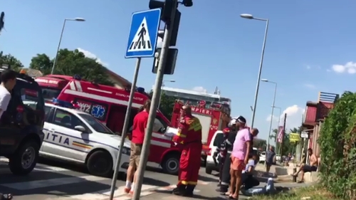 Accident grav, în Pipera! Șoferul unui Logan a ajuns pe asfalt în urma unei coliziuni cu o altă mașină