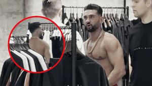 Dorian Popa, show la bustul gol printre clienții din mall. Nimeni nu a putut să îl oprească! Toți se holbau