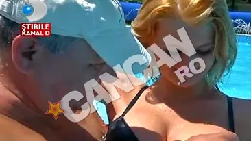 Ana Vaida, sosia lui Sharon Stone, se antreneaza pentru scena din Basic Instinct! Si-a masat sanii in centrul Bucurestiului