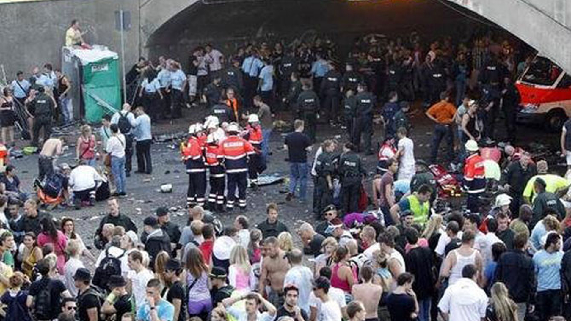 Cel putin 19 morti si 340 de raniti in busculada produsa sambata la Love Parade in Germania