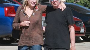 Actrița Daryl Hannah și muzicianul Neil Young s-au căsătorit