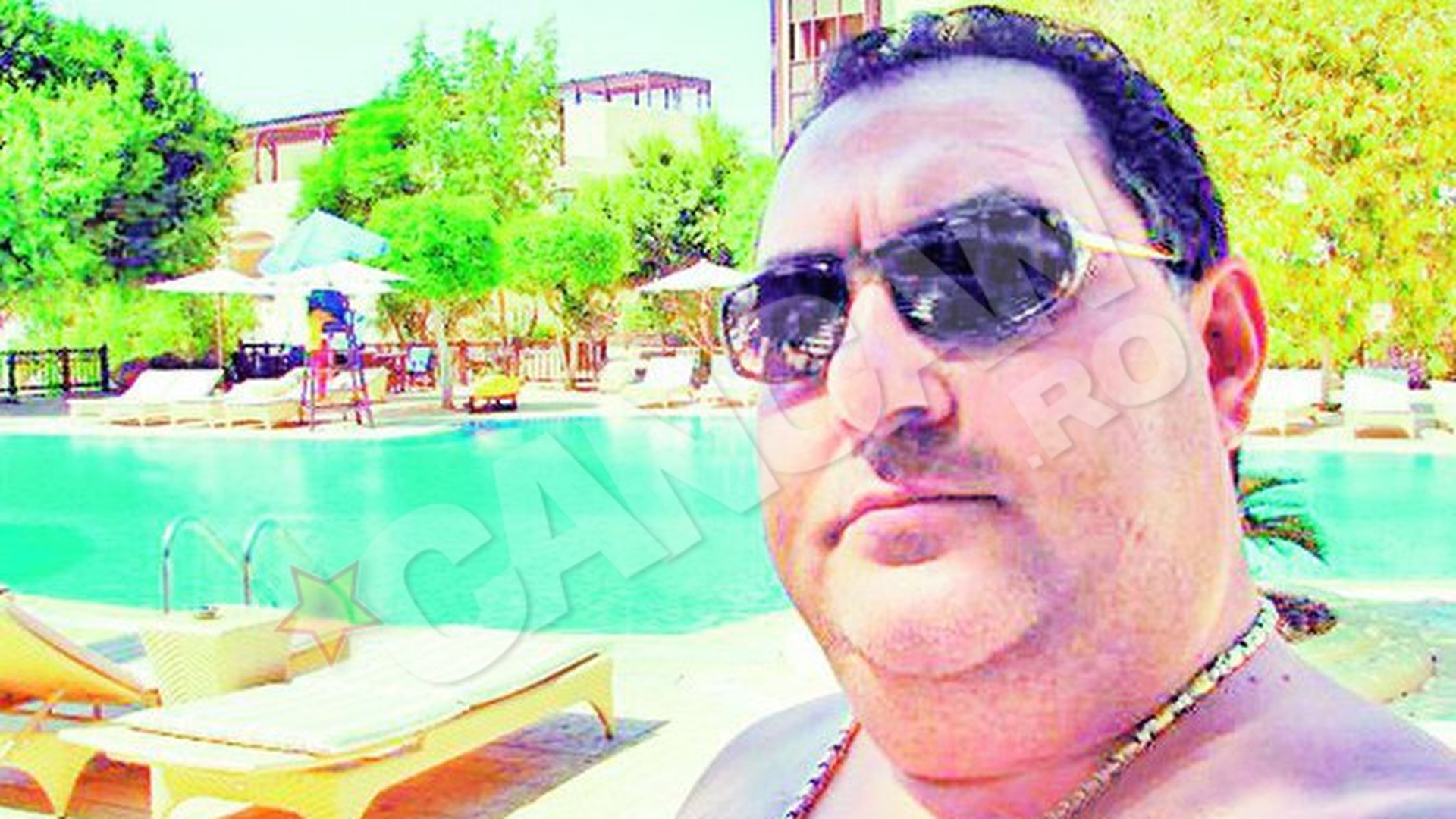 Desi este urmarit international, un lider interlop se lauda pe internet cu vacantele sale exotice. Celebrul mafiot Boenica sfideaza din piscina Politia Romana