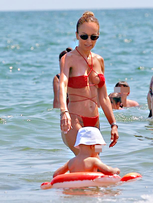 Monica Orlanda și fiul ei s-au distrat pe cinste în mare (Foto: CANCAN.RO)