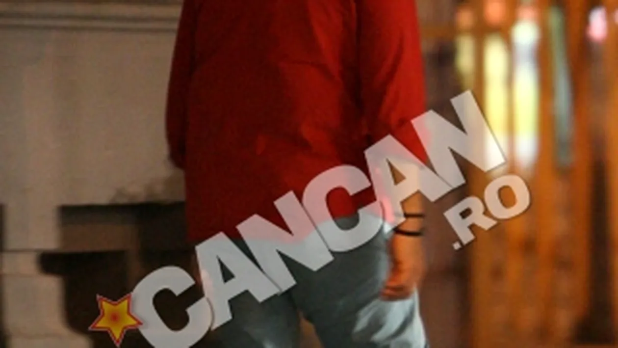 Singur, atat de singur. Gabriel Cotabita pare plictisit de viata de noapte