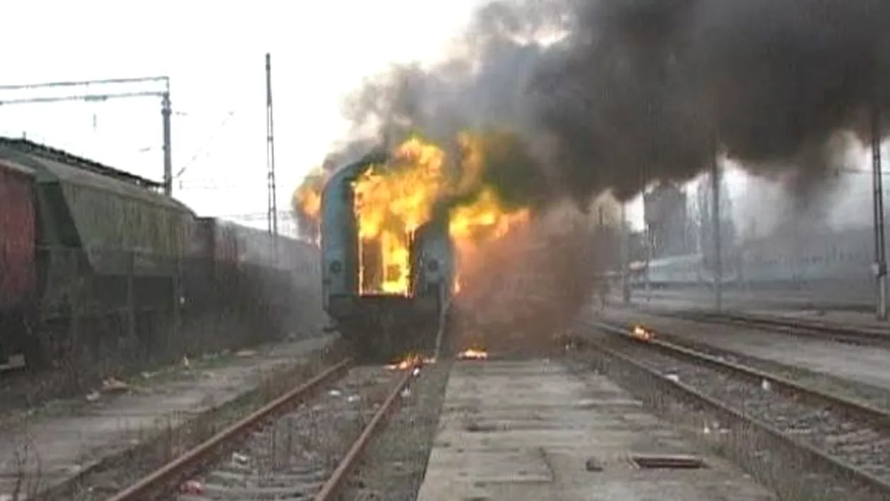 Tren în flăcări la Vatra Dornei! Călătorii au fost evacuați de urgență