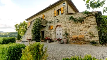 O vilă din Toscana se vinde la preț de penthouse în București. Are piscină, livadă și vie