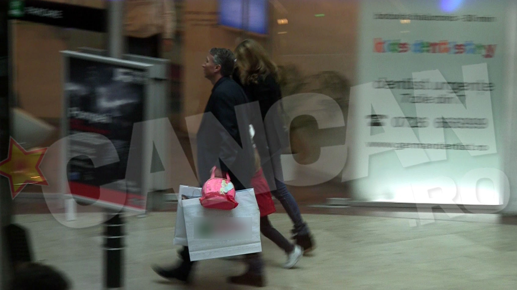 Dan Petrescu, la shopping cu gentuta roz. Uite ce l-au pus fetele lui sa faca la mall!