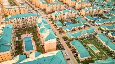 Cum se trăiește vara în Cosmopolis, cartierul cu cele mai multe piscine din România