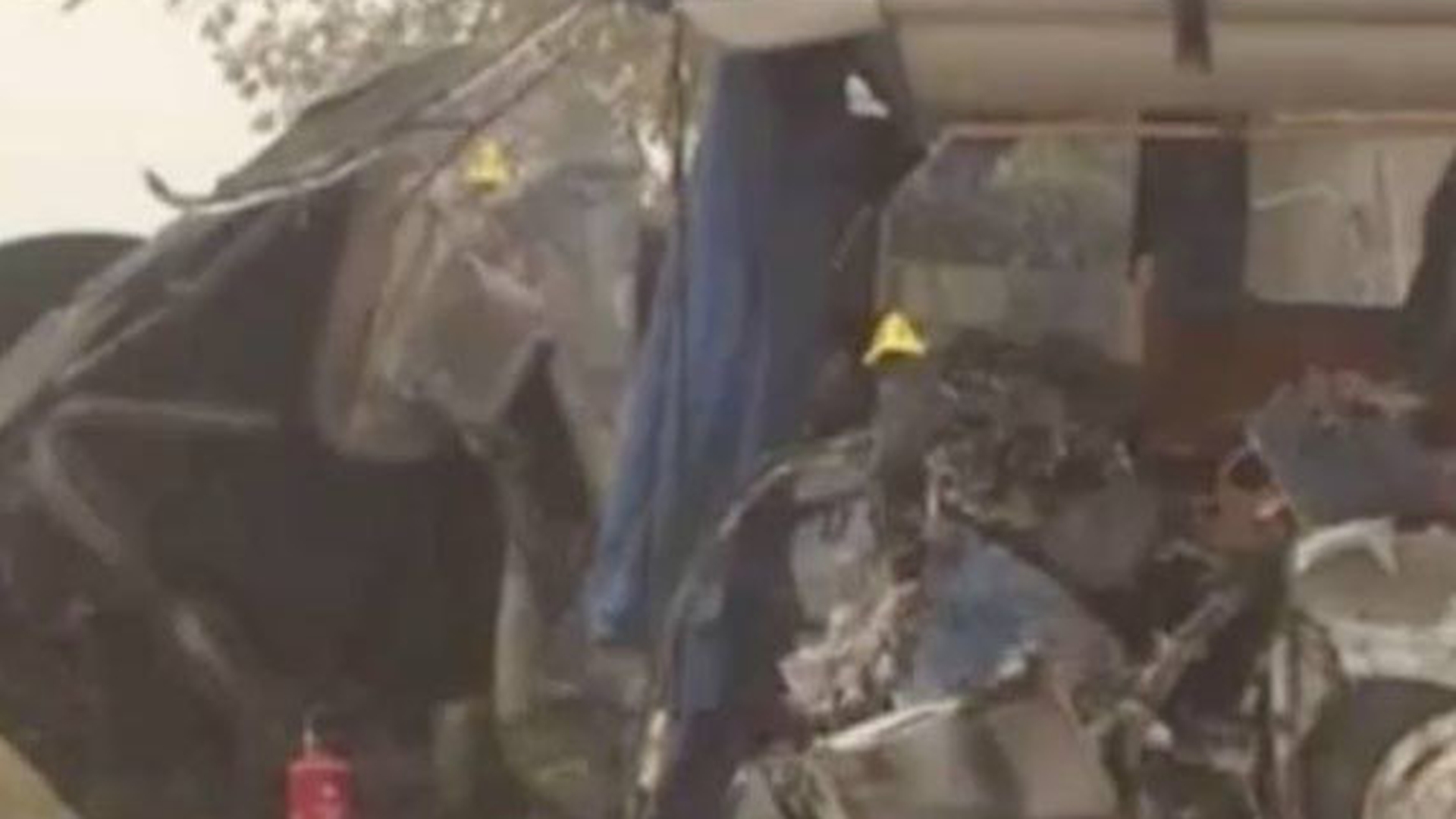 Autobuz şcolar, spulberat de un camion! O persoană a murit şi doi copii au fost grav răniţi
