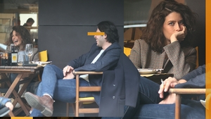 Am prins-o pe Alice în Țara Minunilor! ”Fosta” lui Bobby Păunescu, dată pe spate de un domn misterios, la un pahar de vin
