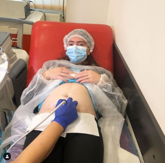 Vulpița și Viorel Stegaru au lansat o nouă melodie alături de manelistul Rafaelo. Cei trei au fost criticați dur pentru interpretare| VIDEO