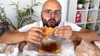 Cum a reacționat acest bucureștean, după ce a mâncat o merdenea de la Patiseria Amzei: „Are gust de..”