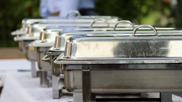 „Împinge tava” cu prețuri de „fine-dining”. Ce a cumpărat o româncă de 100 lei, intr-o autoservire din Eforie Nord