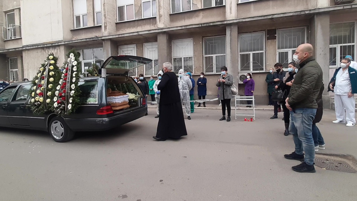 Un preot a oficiat un scurt serviciu religios înainte de plecarea spre cimitir