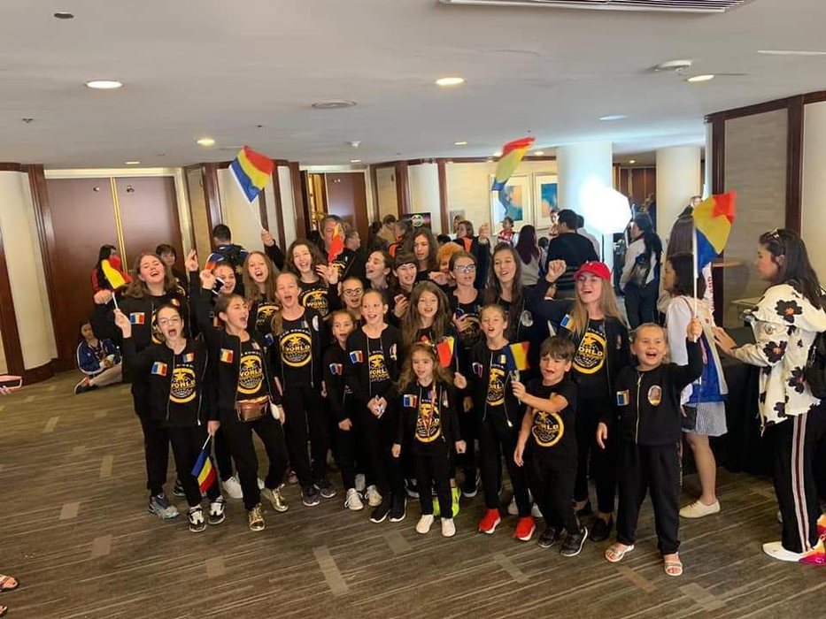 Raisandra, victorioasă la un prestigios concurs de la Hollywood: a luat Placheta de Campion Mondial pe muzică și 8 medalii
