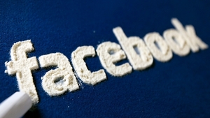 Te-ai intreabat vreodata de ce are Facebook culoarea albastra? Zuckerberg a ales asta dintr-un motiv HALUCINANT