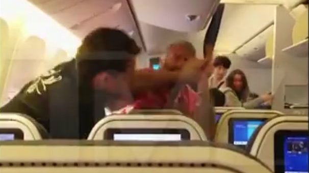 VIDEO. Momente de panică într-un avion. Doi pasageri s-au luat la pumni în mod GRAV! Meciul de box a avut două runde!