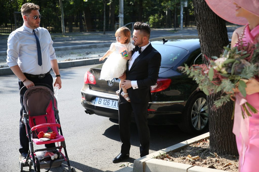 Tavi Clonda o ține în brațe pe fetița sa cea mare, Victoria, iar un prieten de familie îi împinge căruciorul