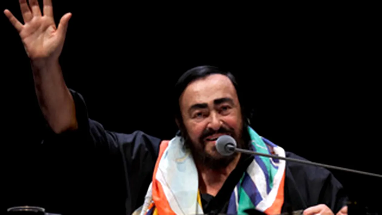 Lumea s-a ingramadit sa vada casa lui Pavarotti