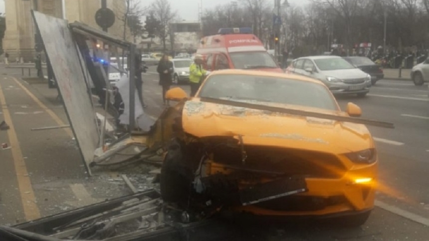 Două persoane din Capitală au ajuns la spital după ce au fost lovite de o mașină într-o stație de autobuz