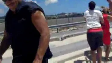 Video inimaginabil! Uite cum sunt zburati de pe plaja cativa turisti de puterea motoarelor unui Boeing