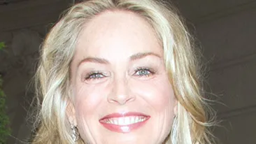 Sharon Stone isi sfideaza varsta! Cu sanii la vedere in Paris, la 54 de ani
