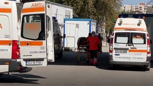Tragedie în ziua alegerilor. Un bătrân a murit în curtea unei secții de votare