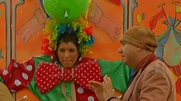 In sfarsit, Andreea Tonciu este in elementul ei! S-a deghizat in clovn si s-a certat cu politia din Venetia!