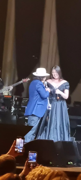 Momentul emoționant în care Al Bano s-a așezat în genunchi, în fața Paulei Seling. Mulțimea a aplaudat minute în șir