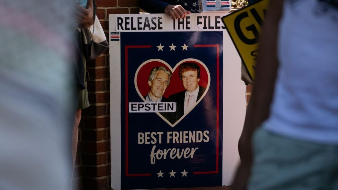 Presupusa felicitare a lui Donald Trump către Jeffrey Epstein arată ce relație bizară aveau cei doi: „Fiecare zi să-ți fie un secret minunat”