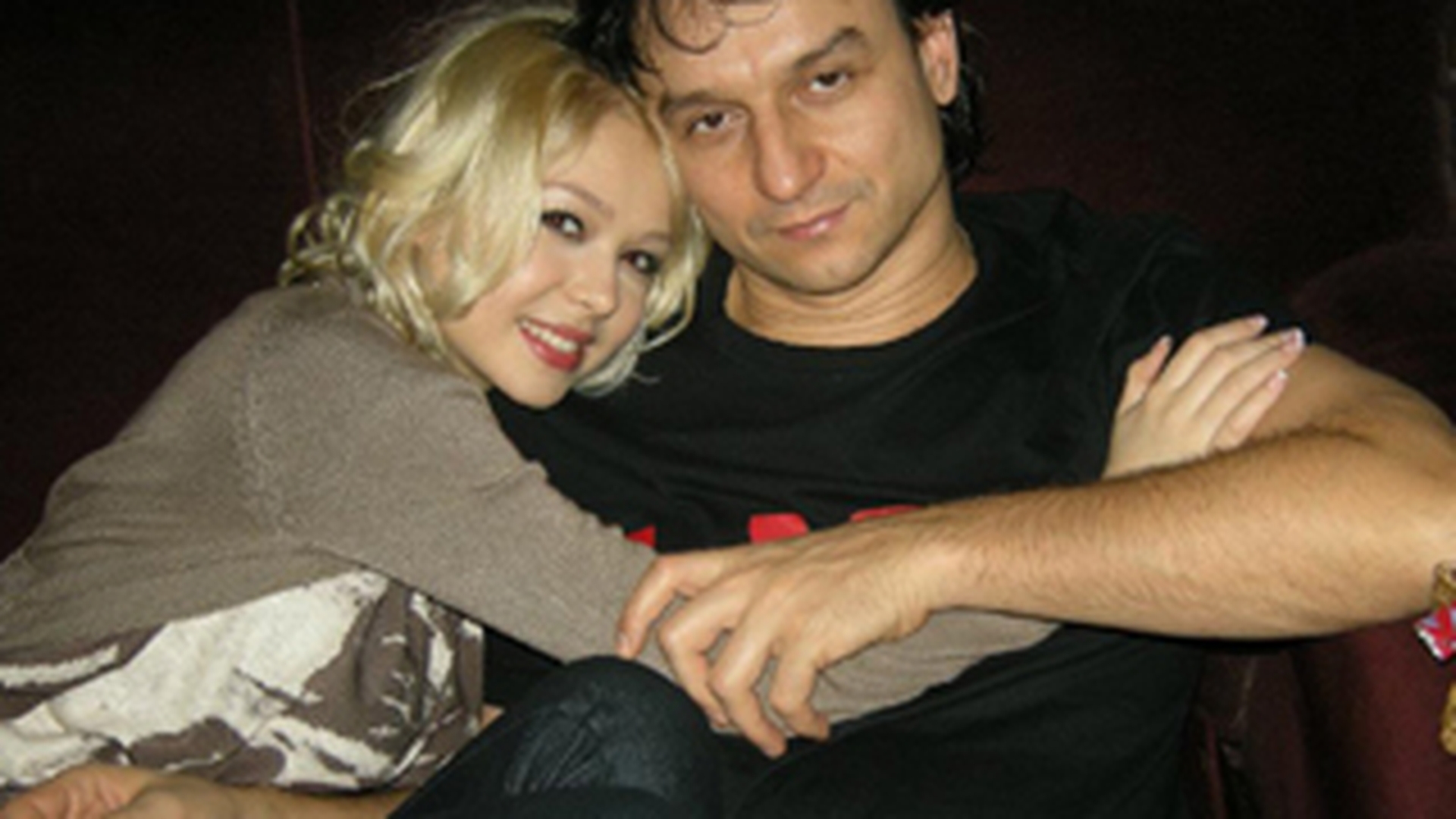 Fiul regretatului poet s-a "legat" in fata lui Dumnezeu de "Miss Diaspora"! Andrei Paunescu s-a logodit cu o sarboaica sexy, care abia a implinit 18 ani!