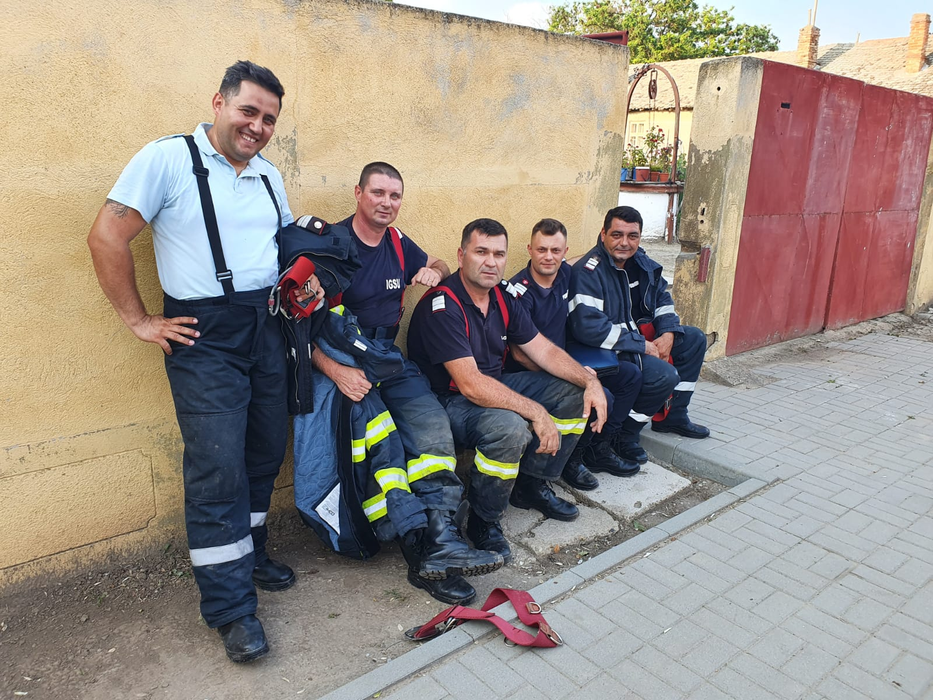 Ei sunt salvatorii unei fetițe de 3 ani care a rămas blocată între pereții a două clădiri. Intervenția a fost una delicată