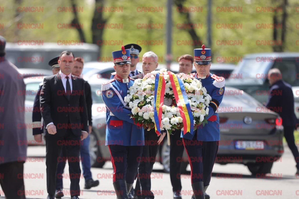 Politicieni, foști jucători și sute de fani își iau rămas bun de la Mircea Lucescu. Ultima zi de omagiu pe Arena Națională