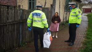 Polițiștii din Timiș au adus mâncare bătrânilor și copiilor izolați din județ. Imagini emoționante