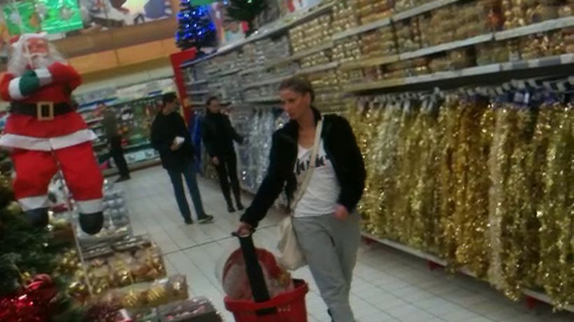 Asa arata o diva gospodina! Andreea Banica „sub acoperire” la raionul de produse de curatat