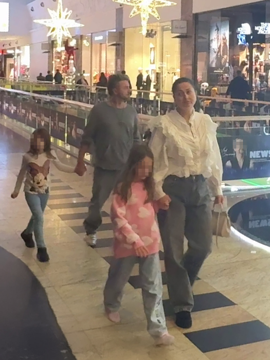 Gabriela Cristea și Tavi Clonda au ales ținute casual pentru plimbarea prin mall