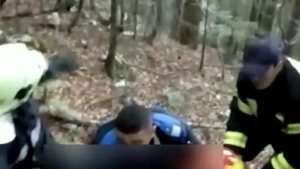 A vrut să-și facă un selfie, dar a căzut într-o râpă de aproximativ 60 de metri