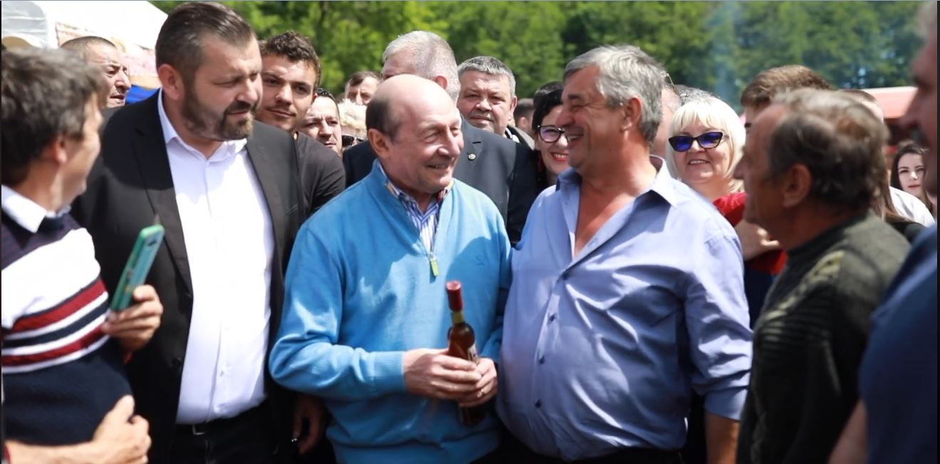 Traian Băsescu, asaltat de mulțime în Maramureș! Ce cadou a primit fostul președinte al României
