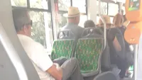 Un bărbat în vârstă din Iași a ocupat trei scaune în autobuz și nu a lăsat pe nimeni să stea: „Putea să-și dea puțin picioarele jos....”