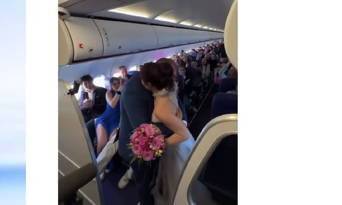 Nuntă inedită pe un zbor Wizz Air! Ivano și Federica și-au unit destinele în aer, pe 15 aprilie 2024. VIDEO