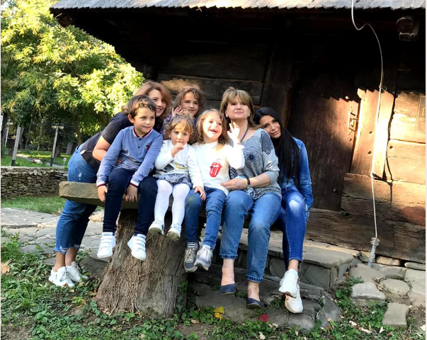 Imaginea de milioane! Maria Băsescu, alături de cei patru nepoți ai ei