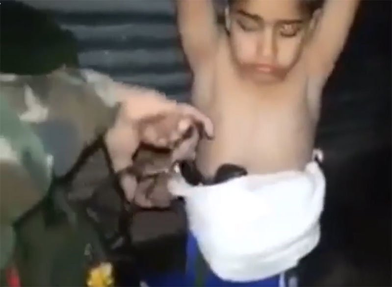 Video incredibil. Un copil de 7 ani purta asupra lui o bombă, iar un soldat din Irak a…