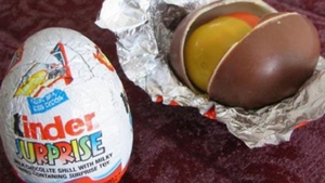 Asta da surpriză! Ce a găsit o tânără într-un ou Kinder. A rămas mută de uimire