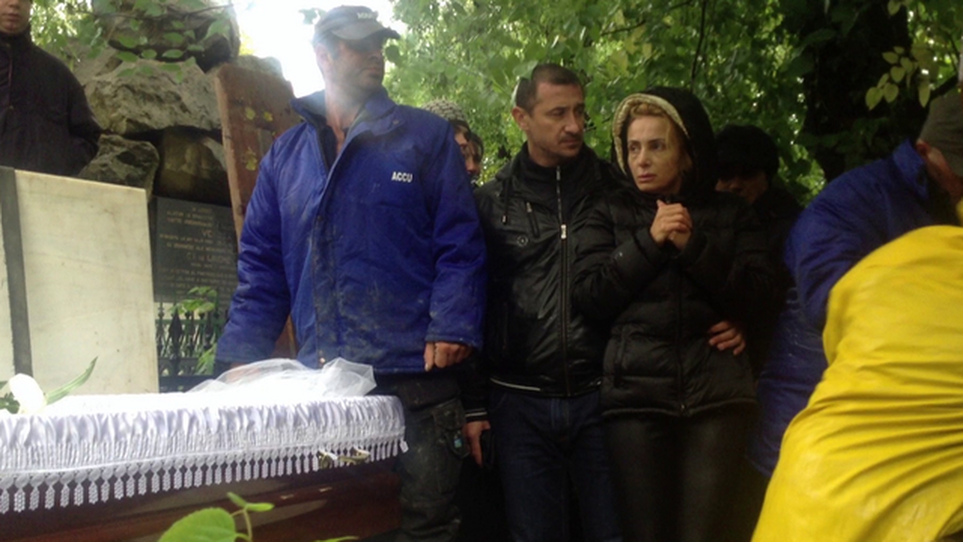 Ce nu s-a vazut la inmormantarea mamei Danielei Gyorfi. Sicriul a fost bagat stramb in cavou, sub privirile disperate ale artistei