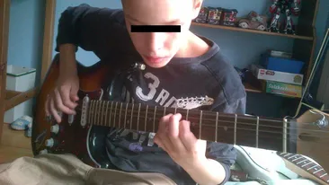 Ramai socat daca vezi cum arata baiatul lui Andrei Gheorghe dupa ce a fost batut! Colegii l-au luat insa la misto. Vezi de ce