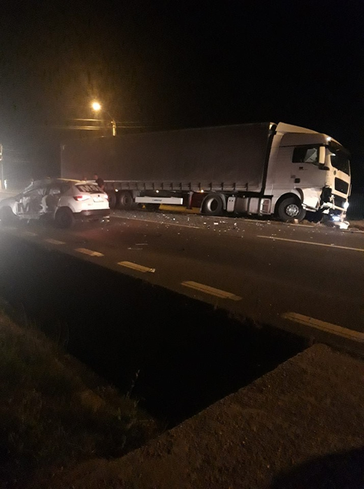 Neatenția îl putea costa viața pe un șofer din Argeș. Nu s-a asigurat și a fost izbit de un tir. A rămas încarcerat