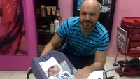 Adevărul din spatele imaginii cu Mihai Mitoşeru şi bebeluşul! Prietenii au fost încântaţi să-l vadă în ipostaza de tătic