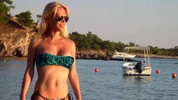 “Arde” Vama Veche! Imagini incendiare cu cea mai serioasa prezentatoare de la TVR!